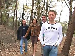 Three guys find a horny chick in the woods - Linkpunt