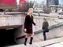 Blowjob on streets - crazy couple