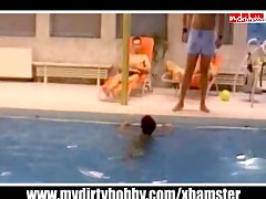 Geile Spermaspiele mit 3 Kerlen im Schwimmbad