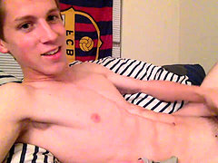 Two twinks talk dirty and jerk off in tandem
