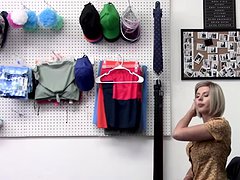 Shoplifter mom Amber Chase gets a fuck 