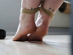 attraente legato piedi