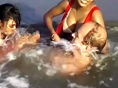 grupo de tres indigena playas aficionadas diversión