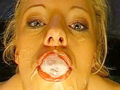 sperme dans la bouche 2 hommes 1 femme, pipes, blanc, couverte de foutre