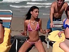 Amateur bikini girls convinced to flash on the beach 