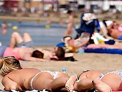 bikinis amatriçe, cigarette smoking, à la plage, seins