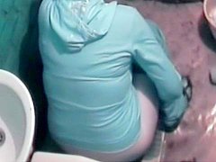 Hardcore babe is peeing and wiping her vag 