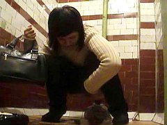verborgen brunette toilet plassex spioneren