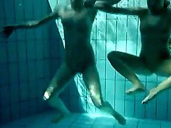 mädchen schwimmbecken striptease babes strandbar