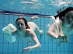 adolescentes dénudé sous l'eau à la plage babes
