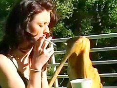 fetisj buitensex brunette sigarette roken solo